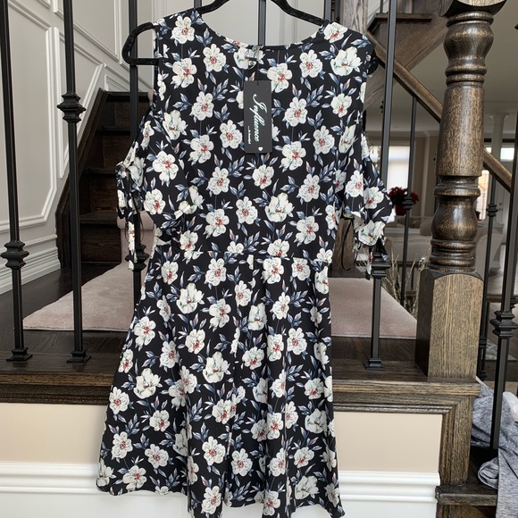 BRAND NEW!! Floral Dress - Picture 2 of 3